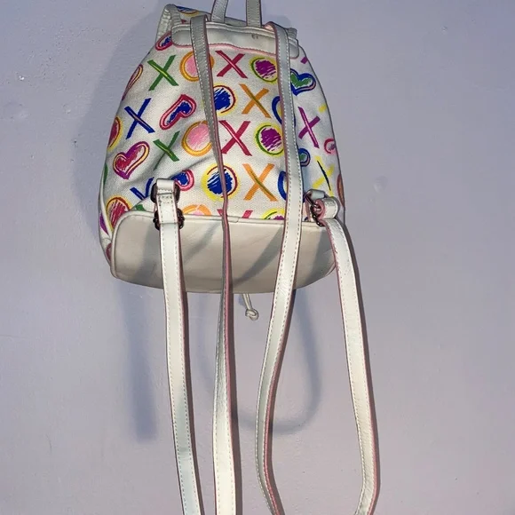 XOXO - Picture 3 of 3